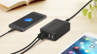 Base de carga RAVPower con 4 puertos + Carga Rápida 3.0 | $15 | Amazon